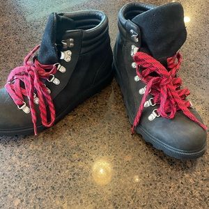 Sorel waterproof hiking boot.  EUC Size 8